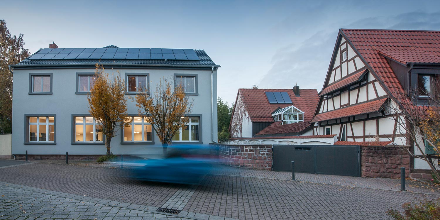 Das Büro von außen.